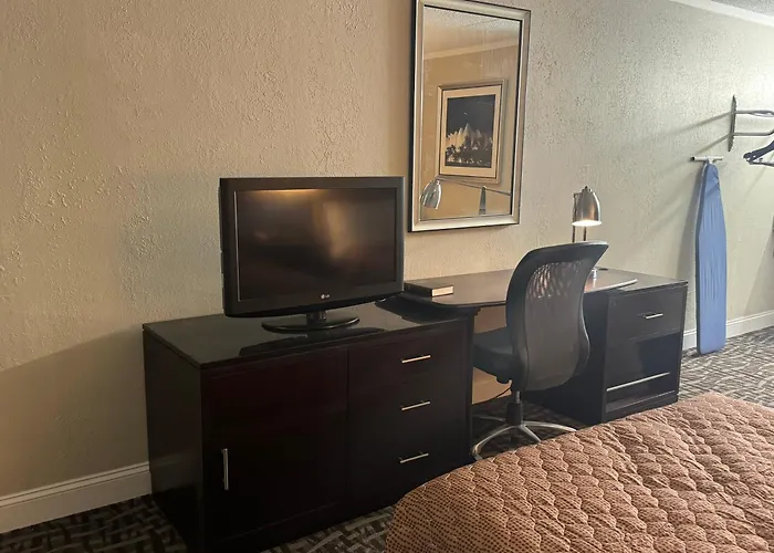 Clarion Pointe - Salem Downtown