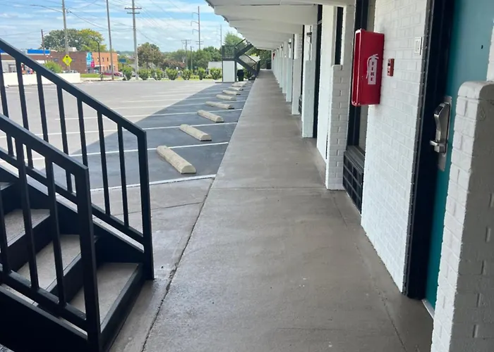 Hotel Clarion Pointe - Salem Downtown