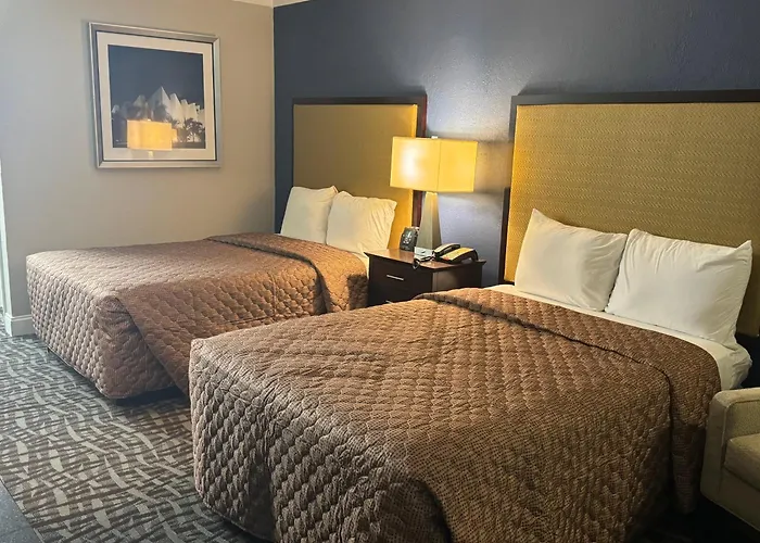 Clarion Pointe - Salem Downtown Hotel *