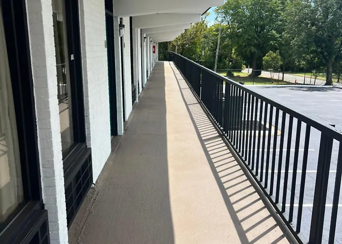 Hotel Clarion Pointe - Salem Downtown *