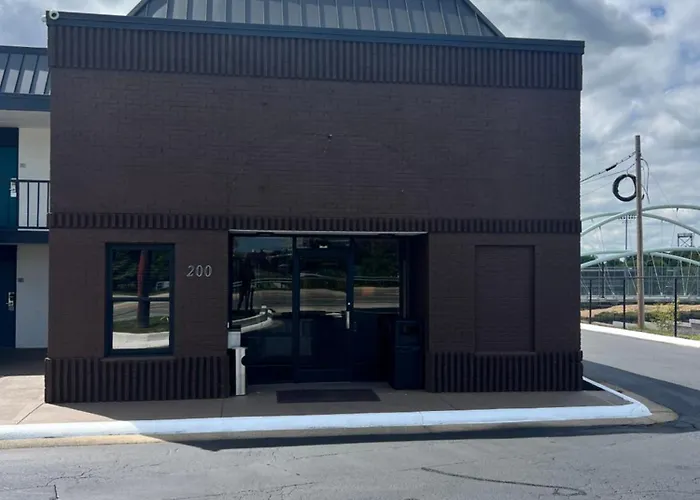 Clarion Pointe - Salem Downtown