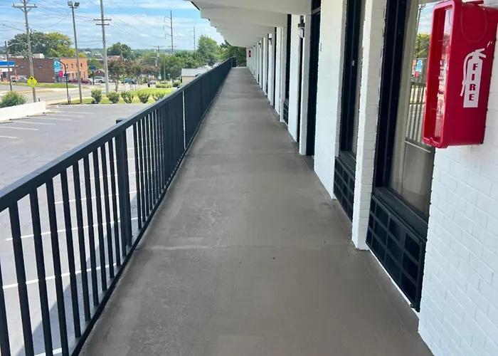 Clarion Pointe - Salem Downtown Hotel *