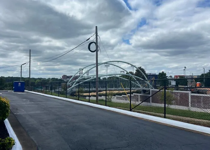 Clarion Pointe - Salem Downtown Hotel