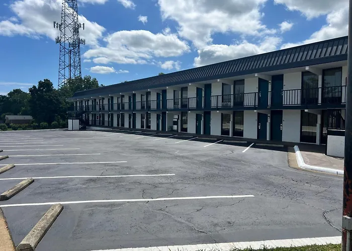 Hotel Clarion Pointe - Salem Downtown *
