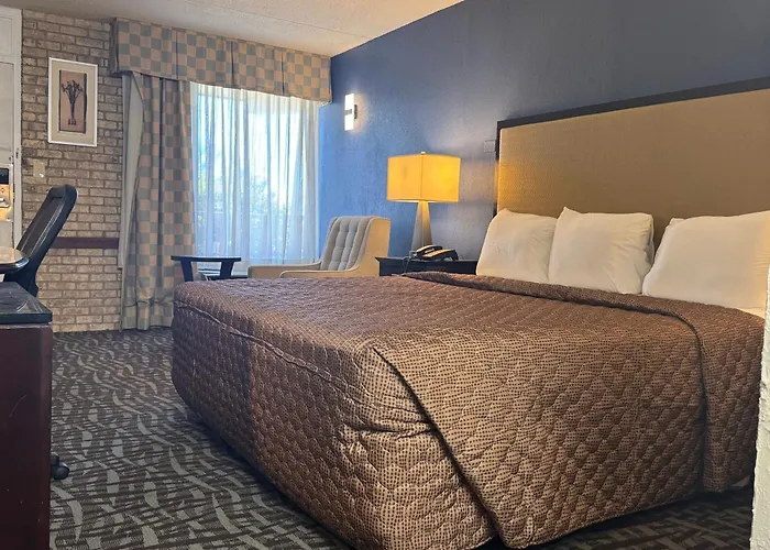 Clarion Pointe - Salem Downtown