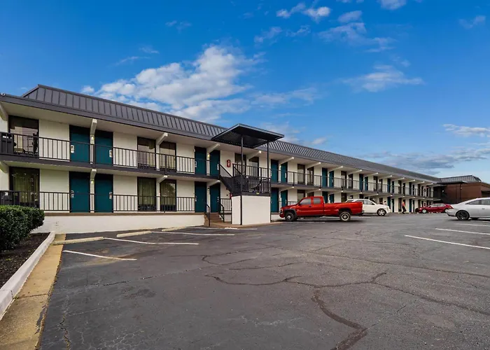 Clarion Pointe - Salem Downtown Hotel *