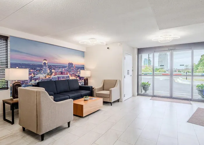 Clarion Pointe - Salem Downtown Hotel *