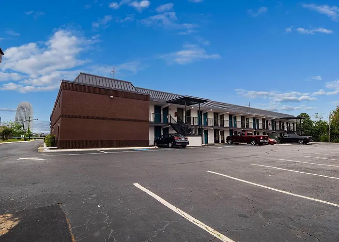 Hotel Clarion Pointe - Salem Downtown *