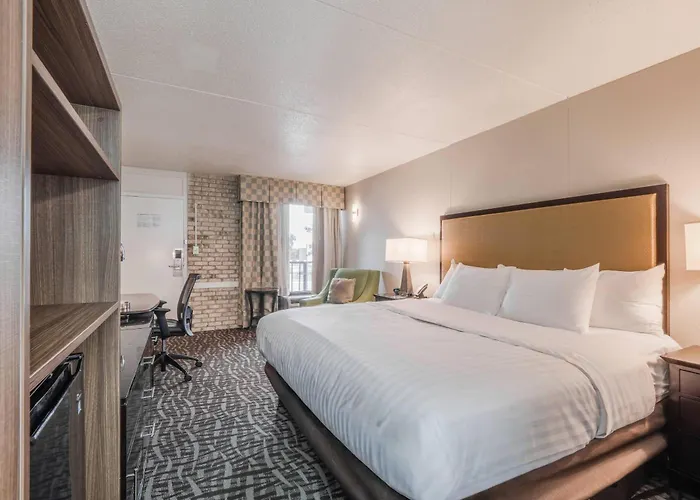 Clarion Pointe - Salem Downtown
