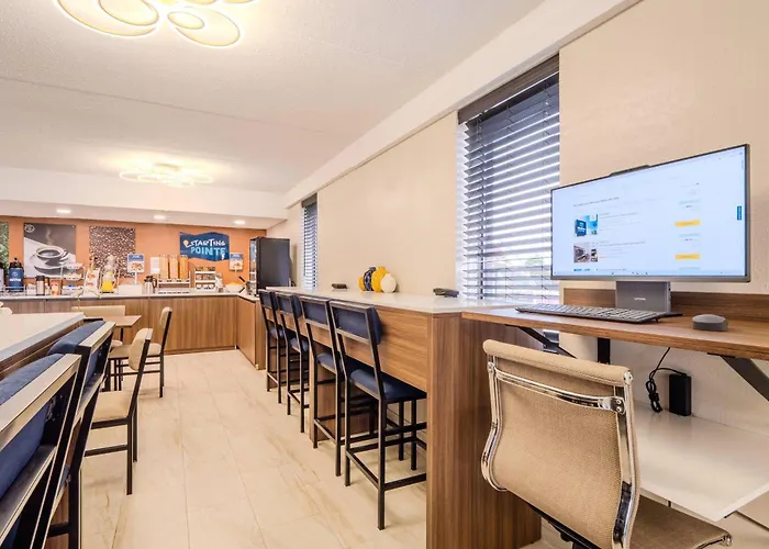 Clarion Pointe - Salem Downtown Hotel *