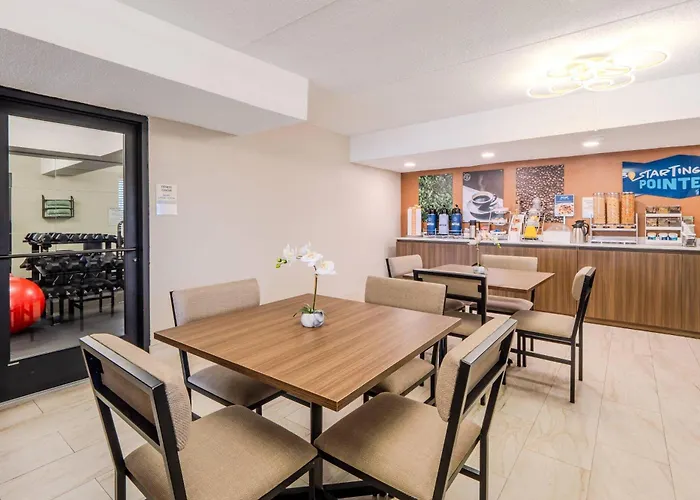 Clarion Pointe - Salem Downtown Hotel *