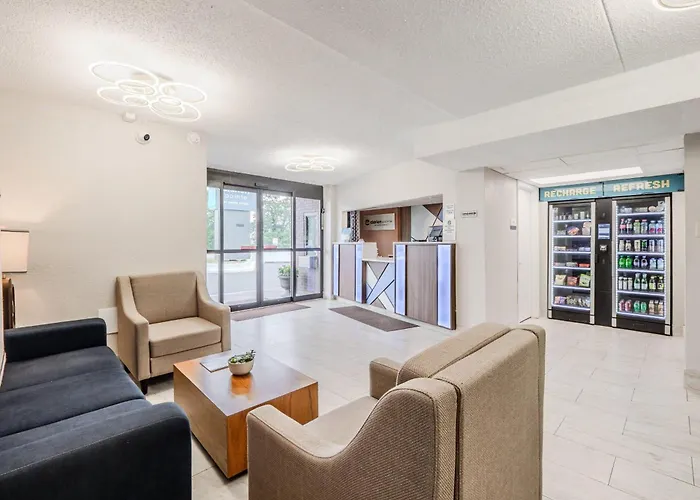 Hotel Clarion Pointe - Salem Downtown *