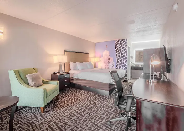 Clarion Pointe - Salem Downtown
